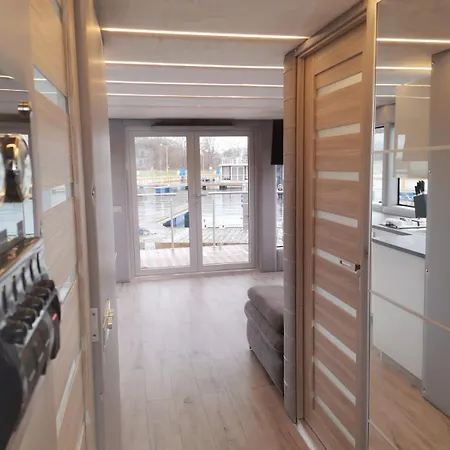 Sunrise Houseboat Апартаменты *