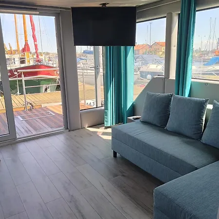 Апартаменты Sunrise Houseboat Свиноуйсьце