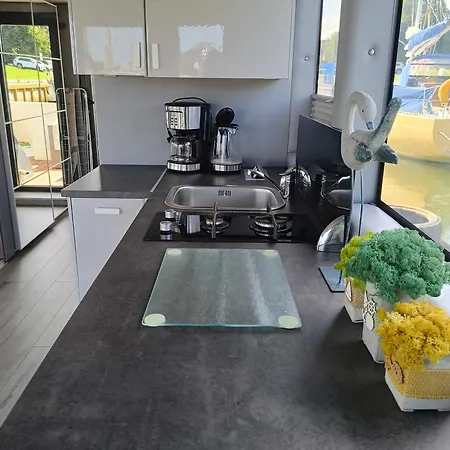 Апартаменты Sunrise Houseboat Свиноуйсьце